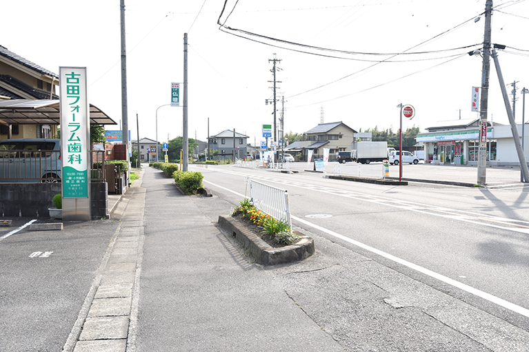 県道64号線に面してます